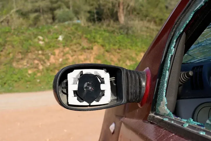 Seguro auto cobre retrovisor quebrado?